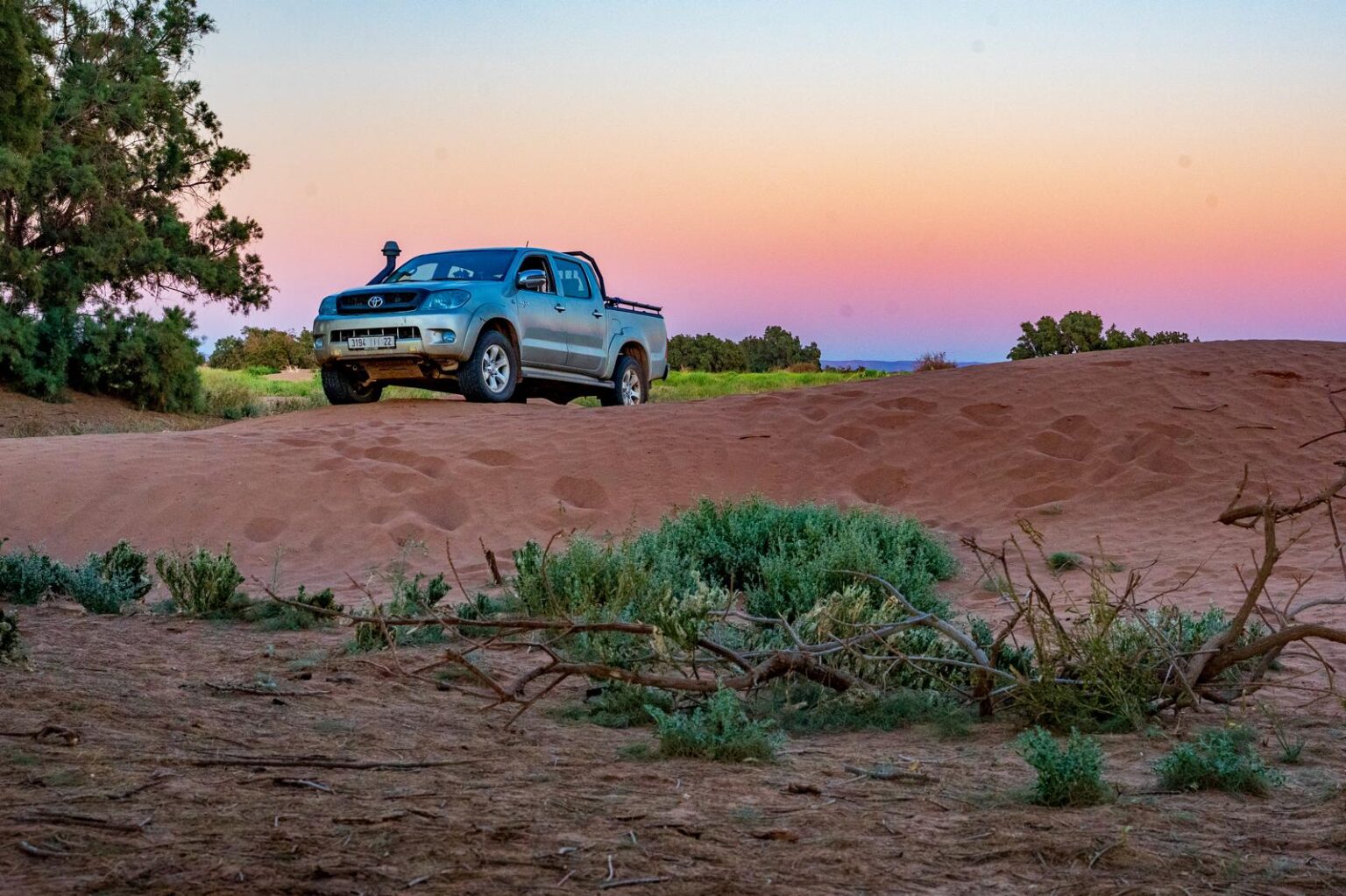 Pick-up 4x4 au campement au coucher du soleil